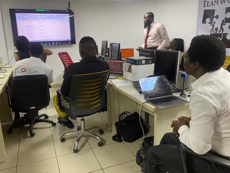 Growth Stack consultant leading a discovery session with a client team in front of a screen
